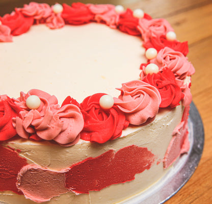 top view of an elegant roses and pearls birthday cake highlighting its floral decorations and pearl-inspired finishing details.